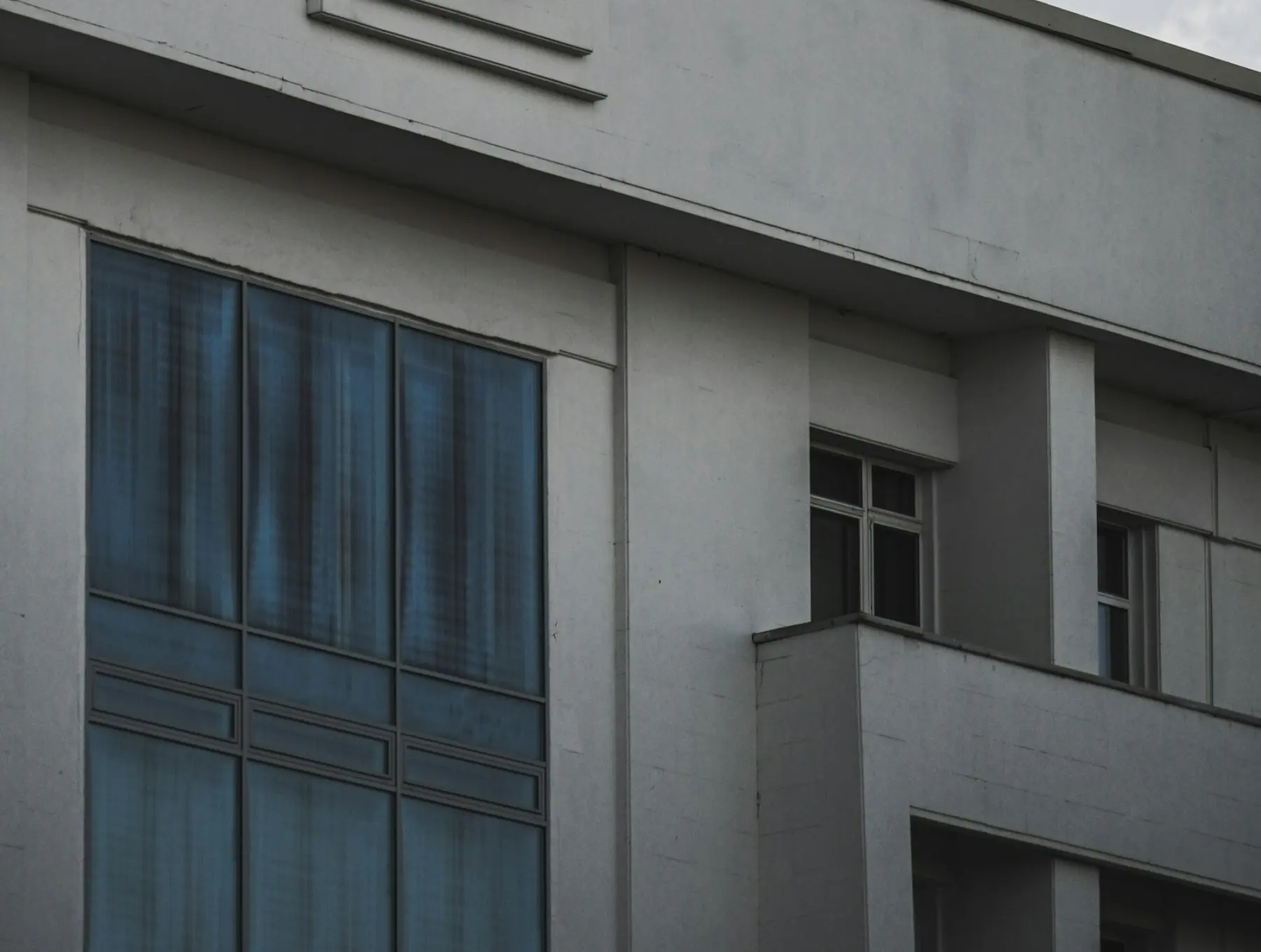 Fachada de un edificio con reloj, gris sereno