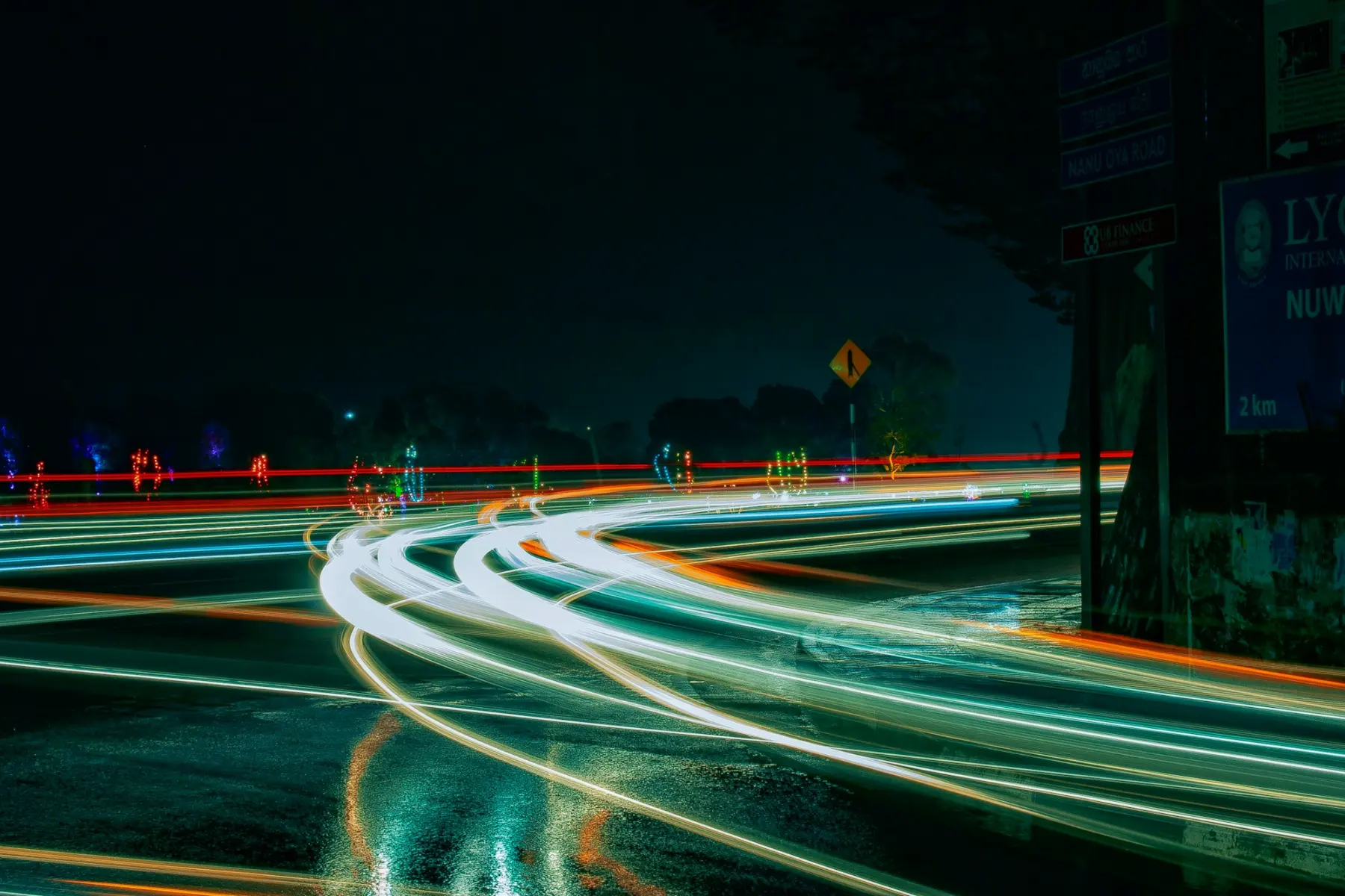 Lichtspuren einer nächtlichen Straße von oben