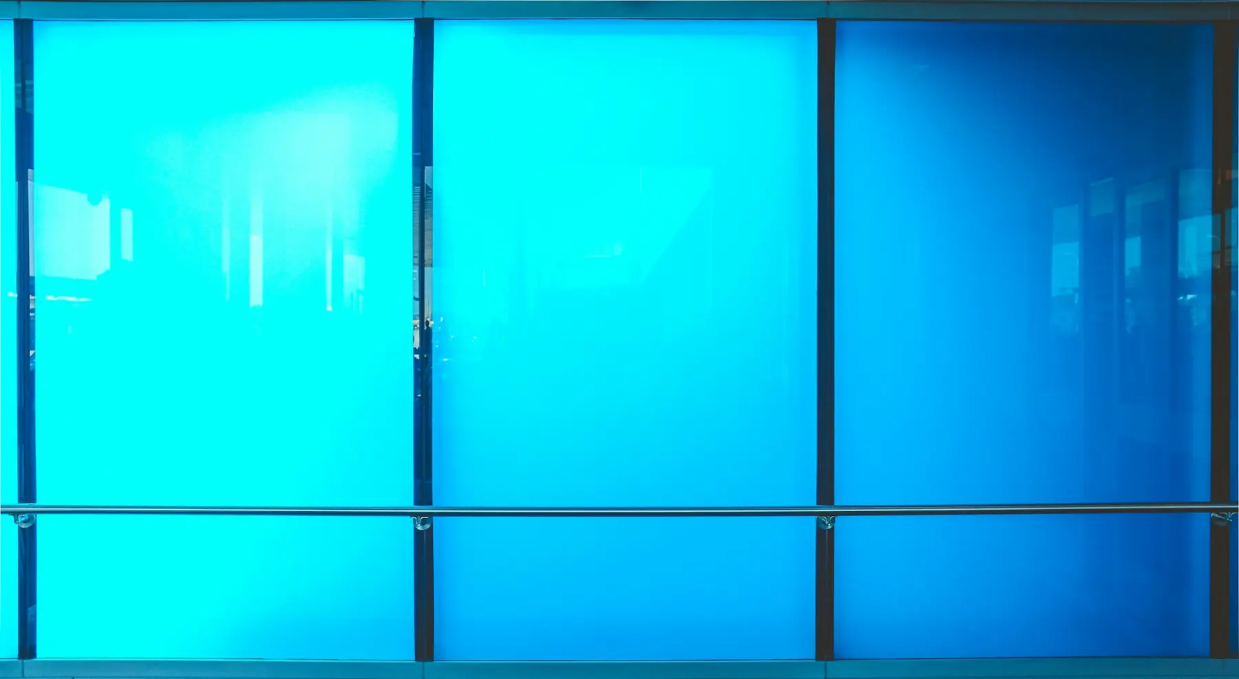 Blaues Fensterraster einer Fassade
